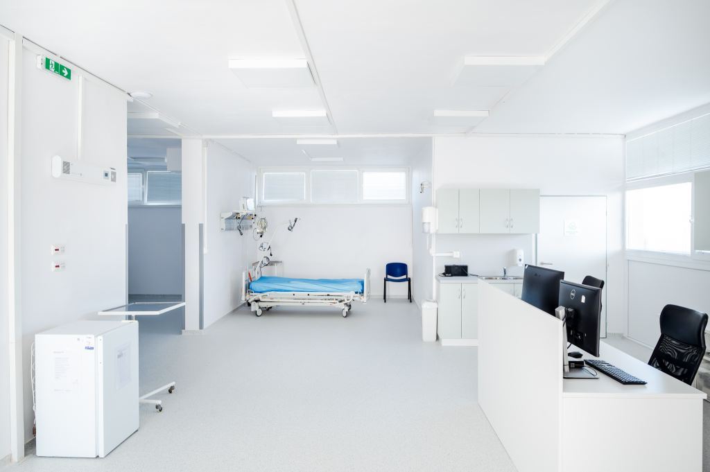 Galantská nemocnica otvorila zrekonštruovanú časť neurologického oddelenia. Nové priestory zlepšujú starostlivosť aj komfort pacientov