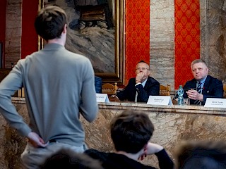 Predseda vlády SR Robert Fico diskutoval so študentmi v Ružomberku