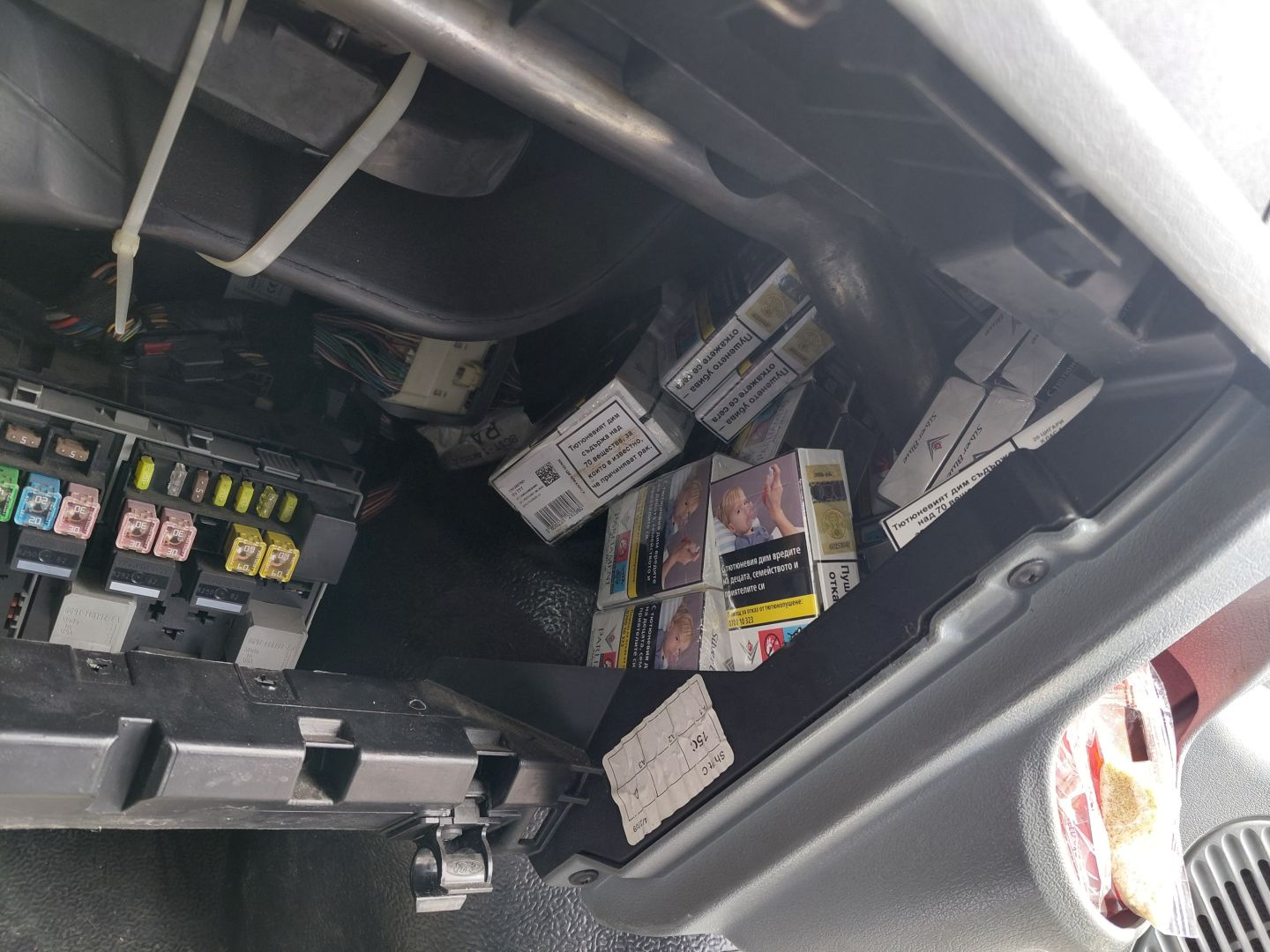 Stejný trik, stejná auta – středočeští celníci odhalili čtyři bulharské dodávky s pašovanými cigaretami