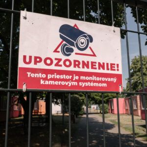 K plotu okolo bungalovov na Slnečných jazerách