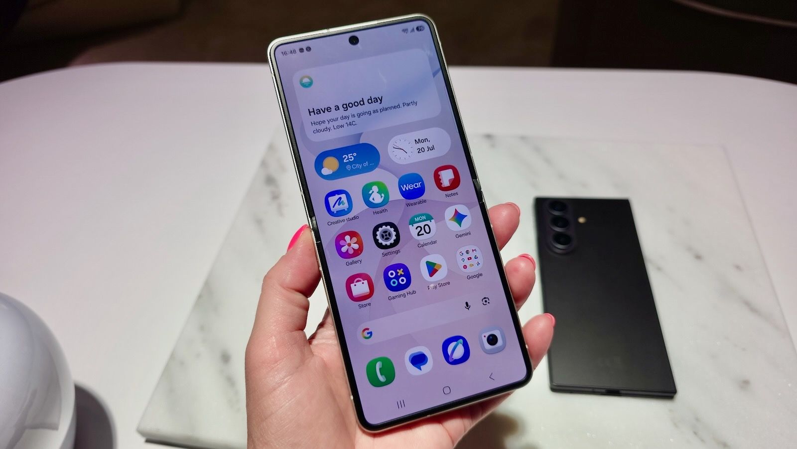 Samsung Galaxy Z Flip8 oficiálne: Tenšie telo, 50 MP fotoaparát a vylepšený displej
