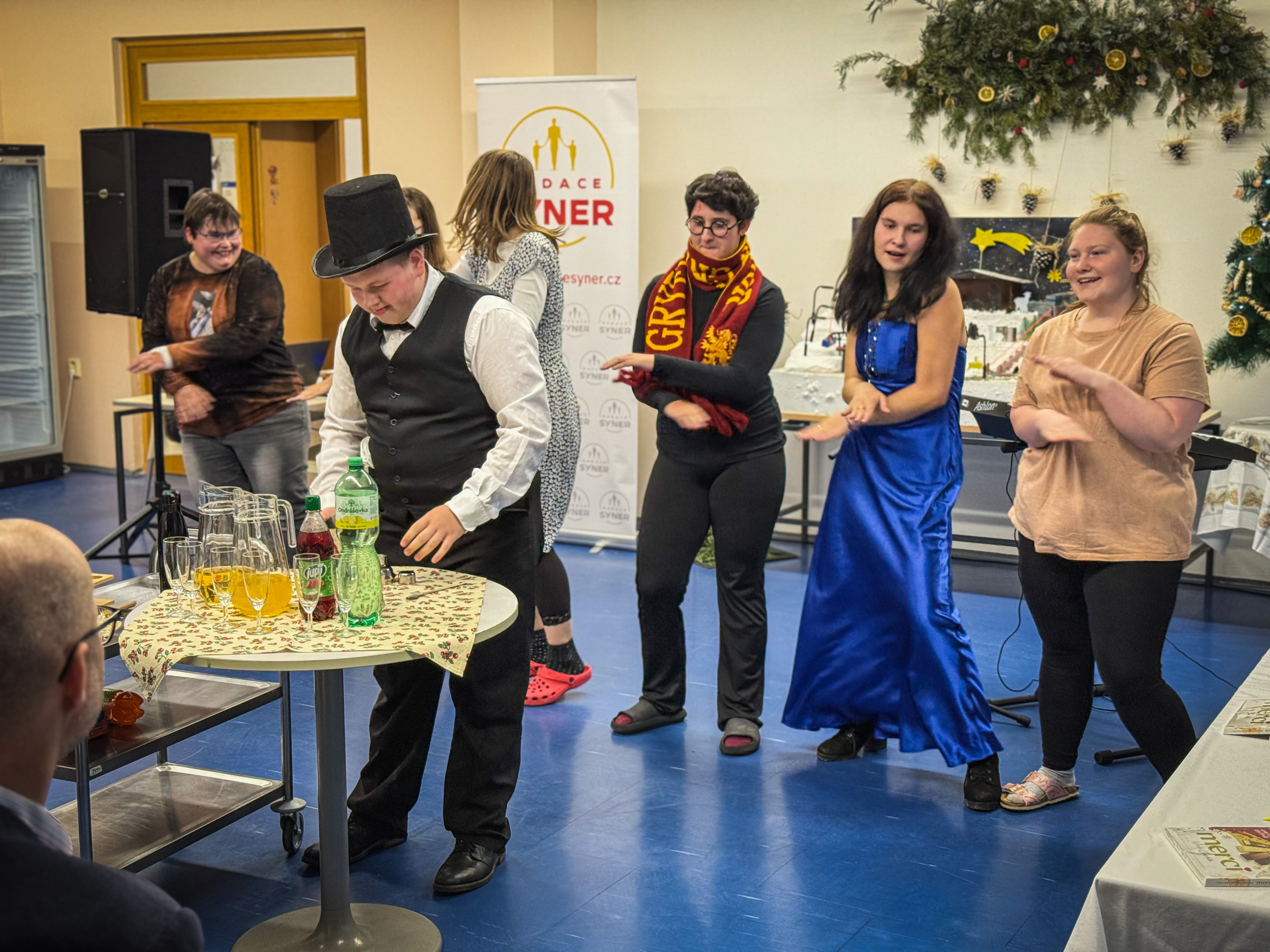 Předvánoční besídka na SOŠ Jablonecká ukázala talent, nápaditost a obrovskou energii studentů. Nadace SYNER je dlouholetým partnerem