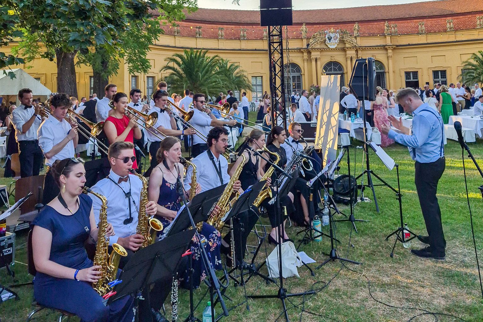 Sommerstimmung und gelebte Verbundenheit: Das Alumni-Netzwerk beim Schlossgartenfest 2026