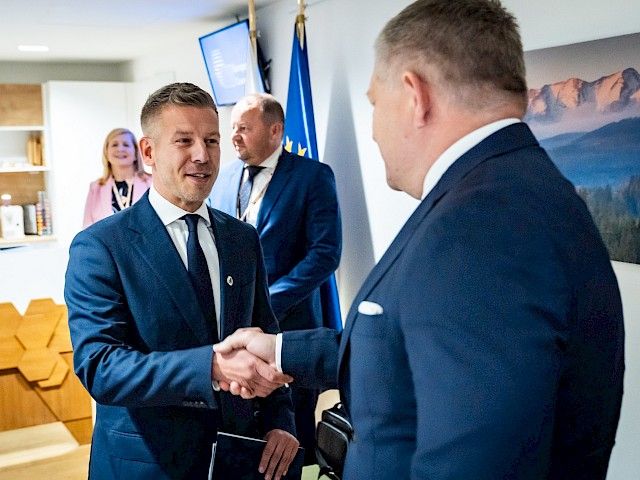 Predseda vlády Robert Fico sa v Bruseli stretol s maďarským premiérom Péterom Magyarom