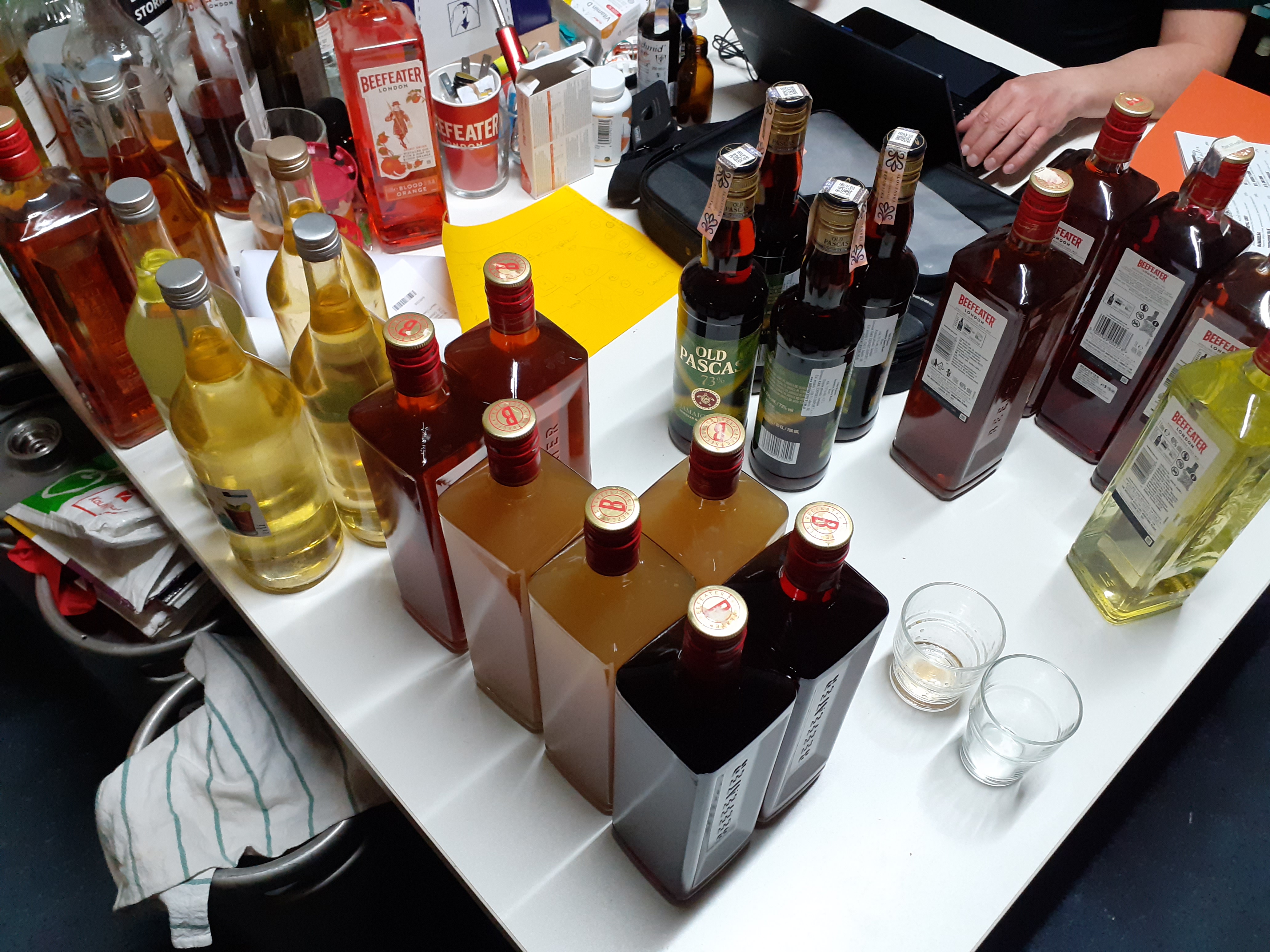 Celníci odhalili nelegální výrobu alkoholu v barech