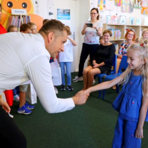 Dobšinského rozprávka Myšacia bundička ožila v 152 detských obrázkoch