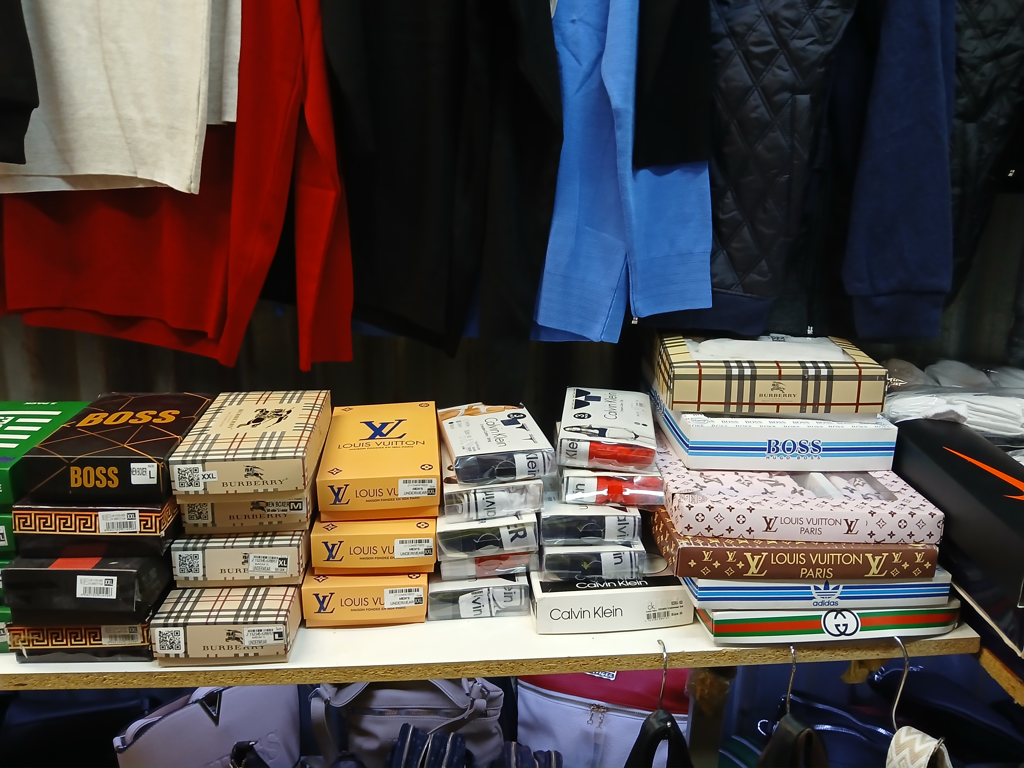 Pražští celníci odhalili padělky za téměř deset milionů