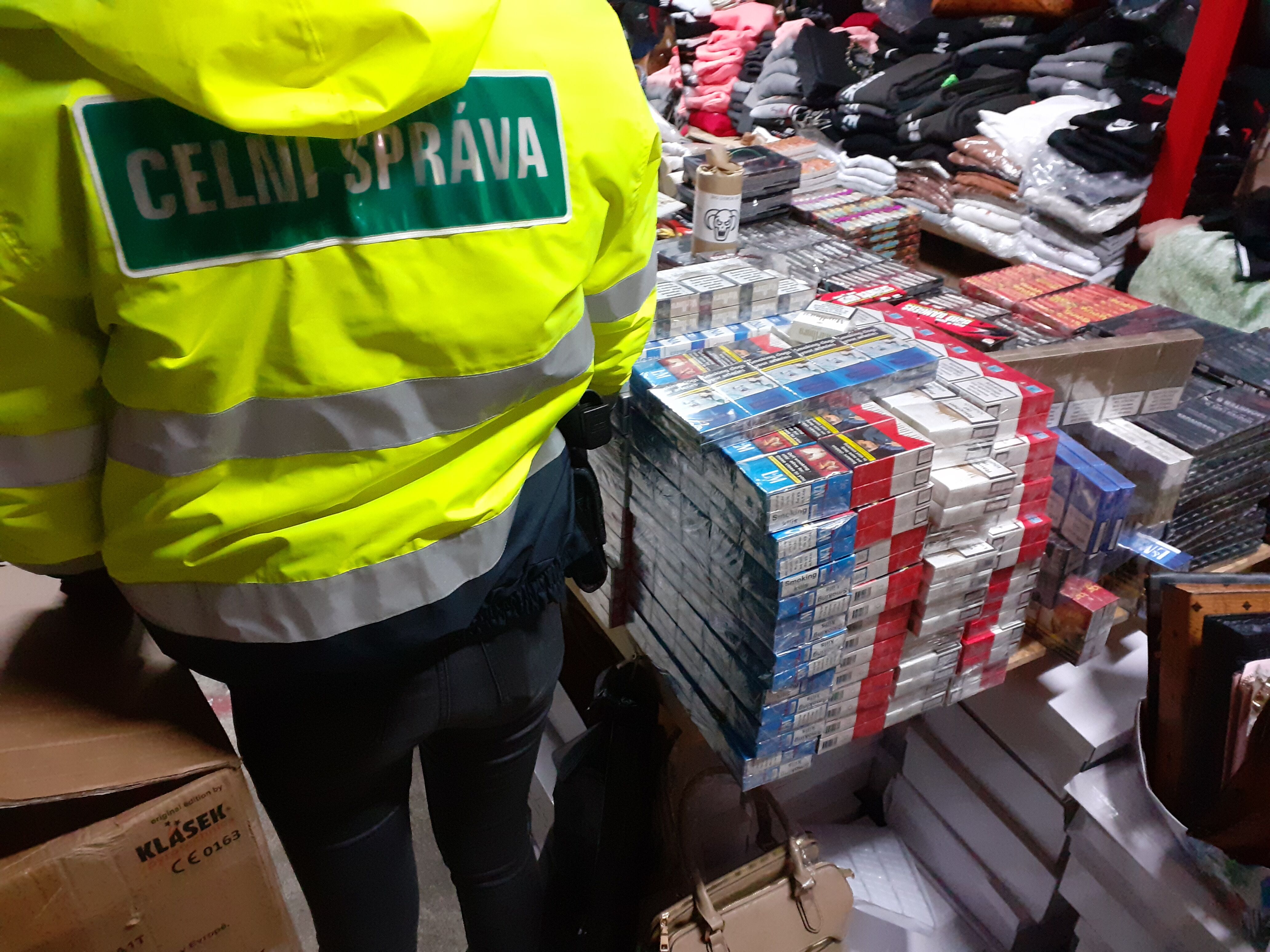 Karlovarští celníci zajistili při jedné kontrole 300 tisíc kusů neznačených cigaret