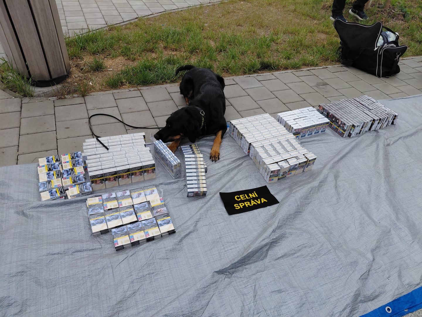 Stejný trik, stejná auta – středočeští celníci odhalili čtyři bulharské dodávky s pašovanými cigaretami