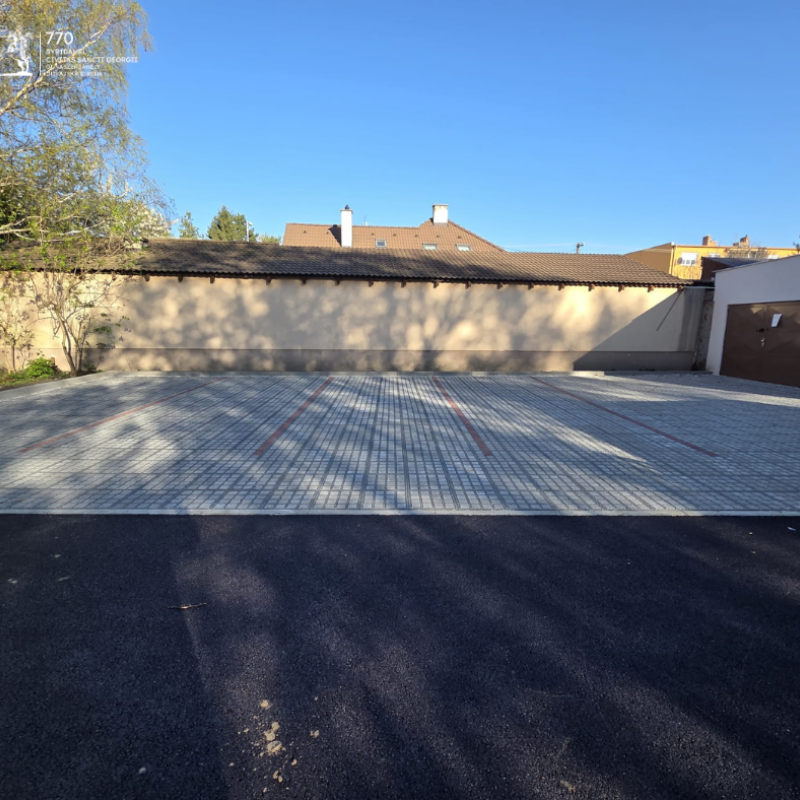 Elkészültek és már használatban az új parkolóhelyek a Rózsa ligetben