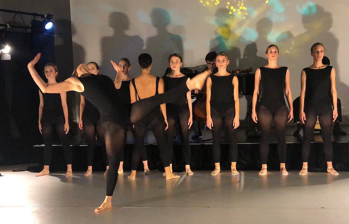 Ballettgruppen stellen sich bei einer Performance vor Für alle: Soirée de danse