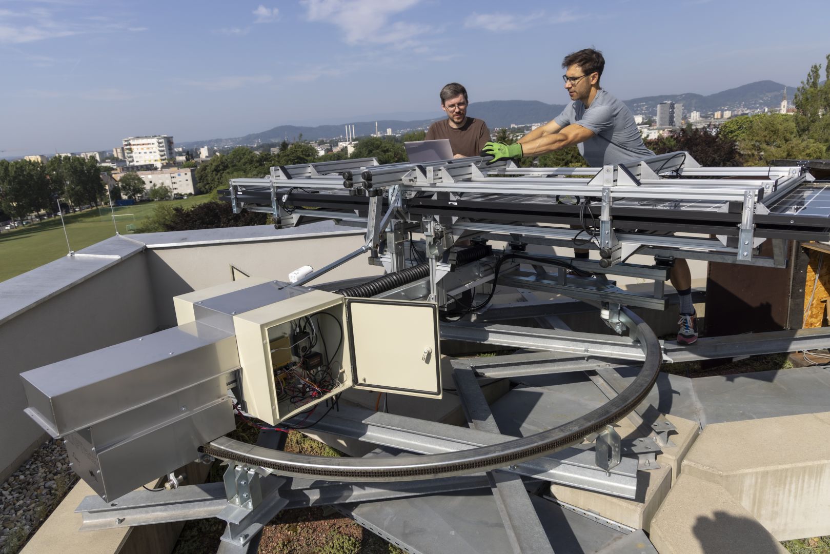 Falt- und schwenkbare Solaranlage: Mehr Stromausbeute und Schutz vor Unwetter