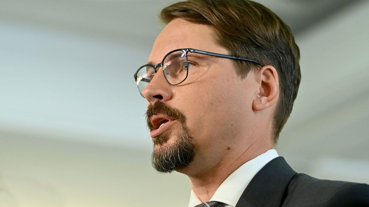 Obecny rząd w Warszawie działa na szkodę Państwa Polskiego