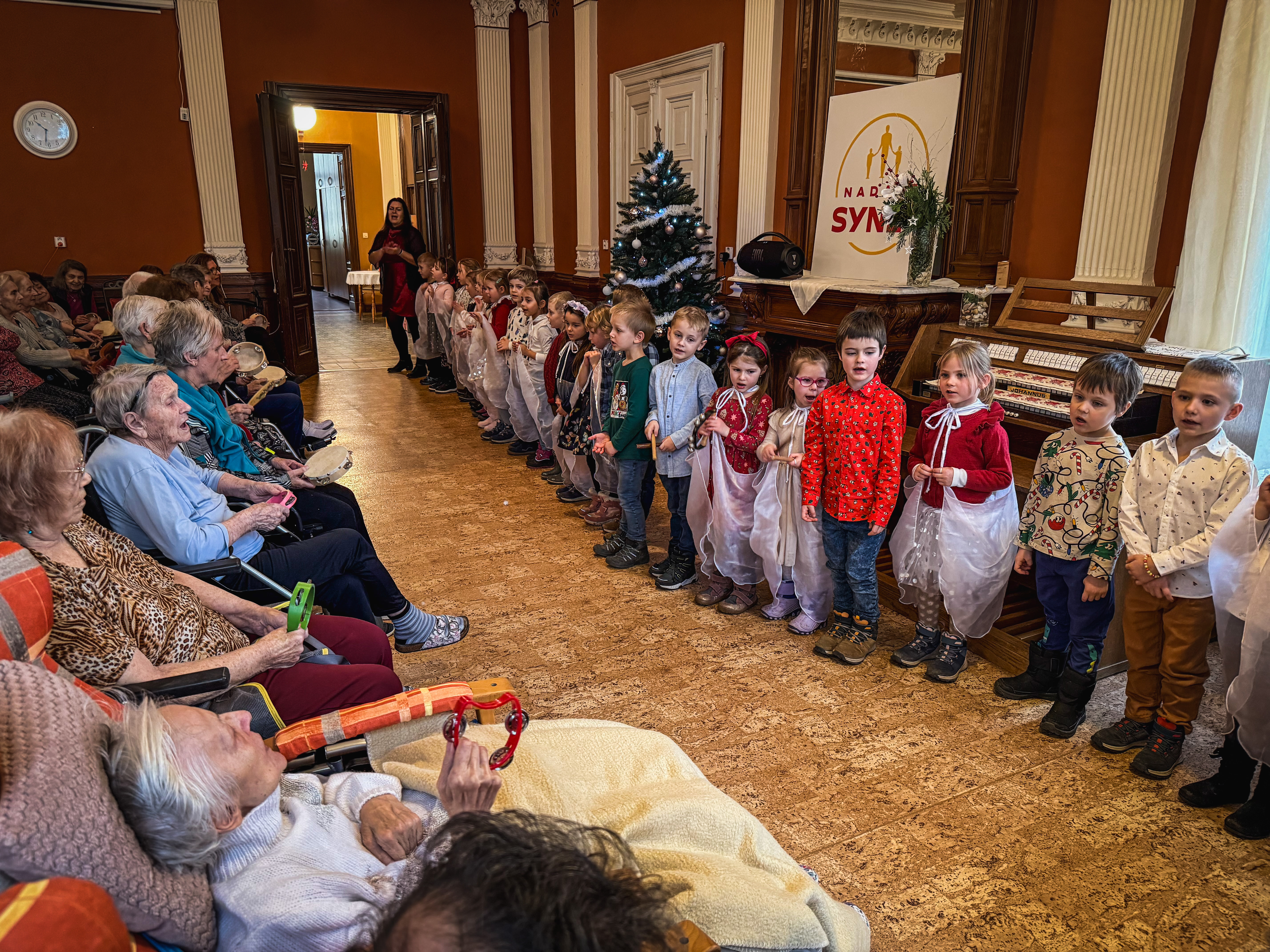 Děti z MŠ Korálek již po pětadvacáté rozsvítily Vánoce v Domově seniorů Český Dub