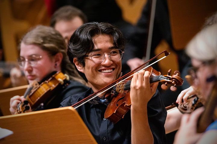 Ausverkaufte Philharmonie: UKB macht Hirnforschung zum Konzerterlebnis