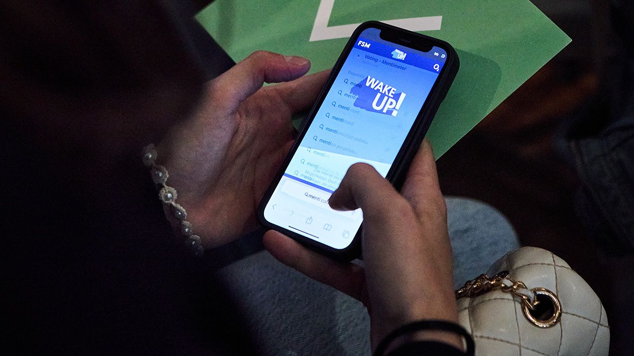 WakeUp Jugenddialog Echte Verbindung statt digitaler Isolation - Jugendliche und Politik fordern Taten gegen Einsamkeit