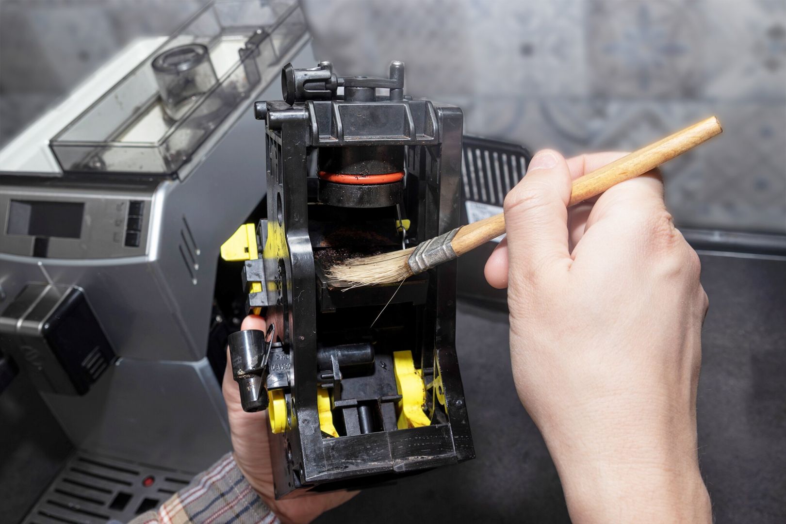 So viel Pflege brauchen Kaffee­voll­automaten