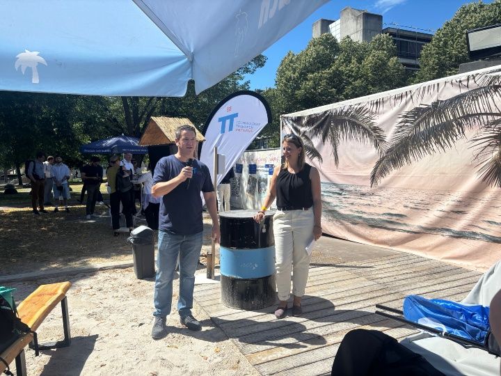 Netzwerken und Start-up-Talks mit den Füßen im Sand