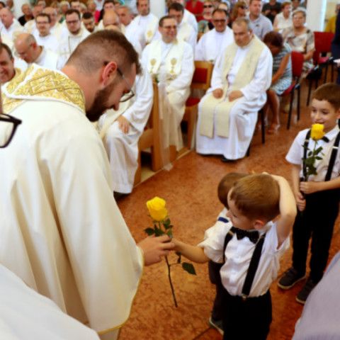 Novokňaz Jakub Jurkovič slávil v Senici primičnú svätú omšu