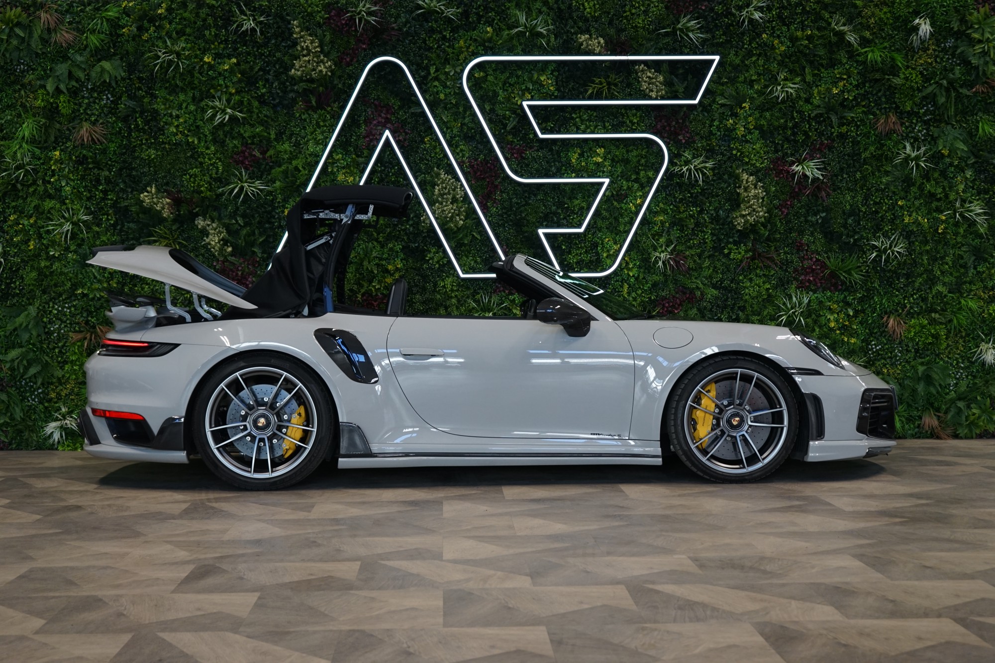 Porsche 911 Turbo S (992) od TechArt: Když brutální rychlost nestačí