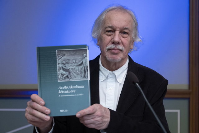 „Múltba tekintő – jövőbe mutató”: Ünnepi kiadványok az Akadémián