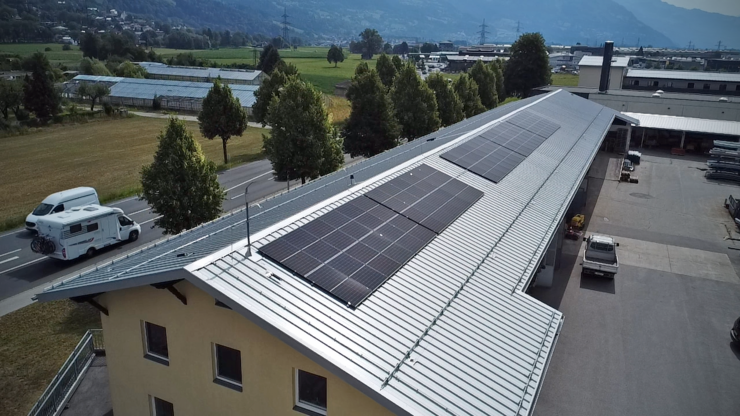 Energie vom Dach: Sonnenstrom für den Maschinenhof Agrar Lienz