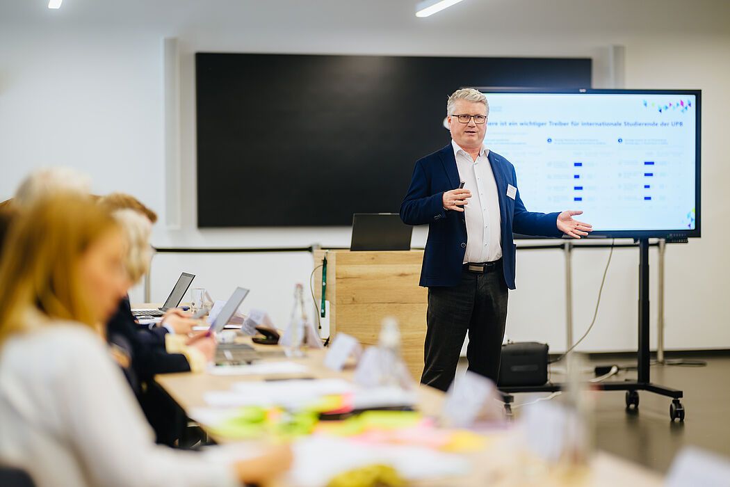 Universität Paderborn bildet internationale MINT-Talente für OWL aus