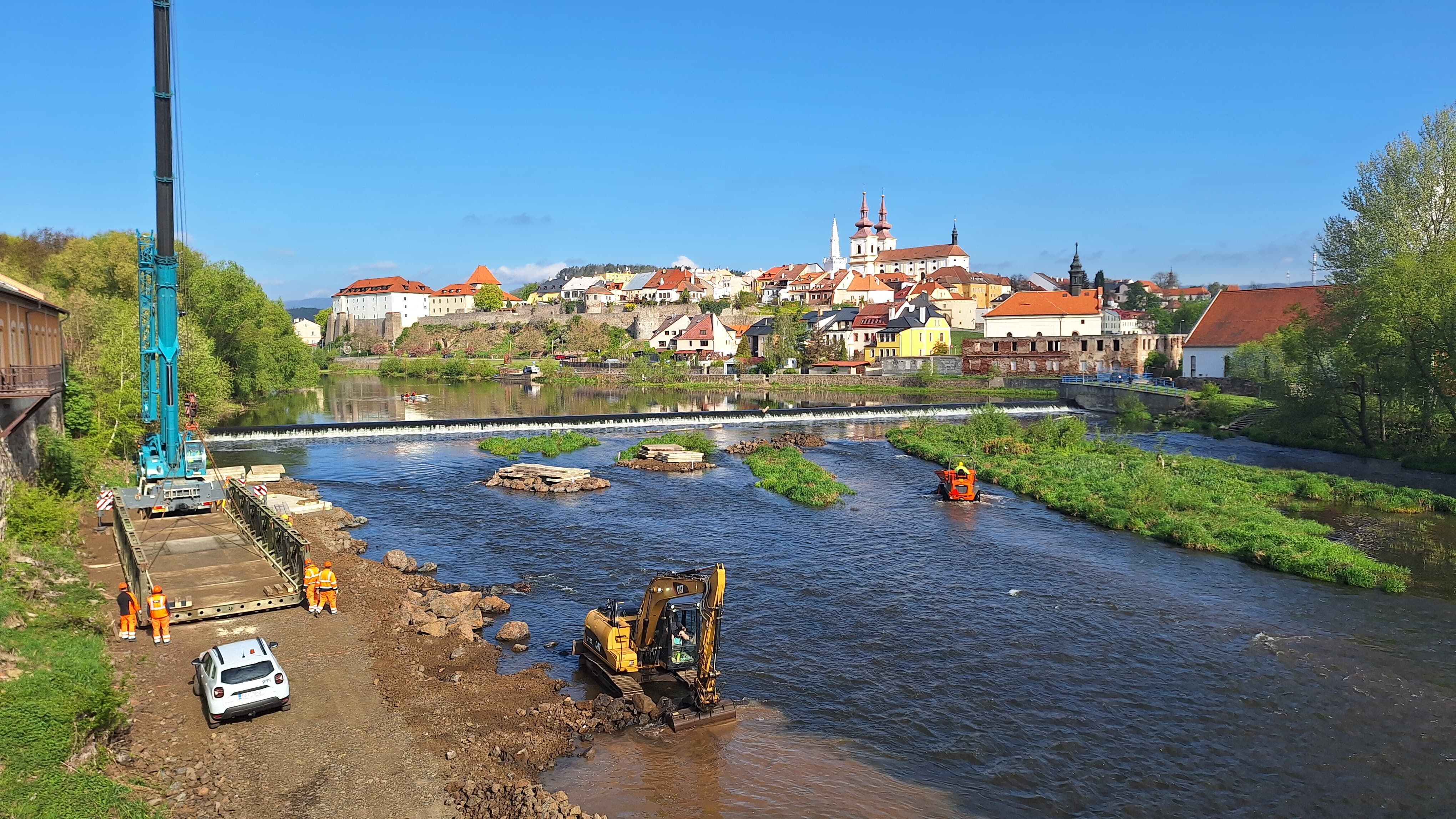 U dolního jezu v Kadani osazujeme mostní provizorium