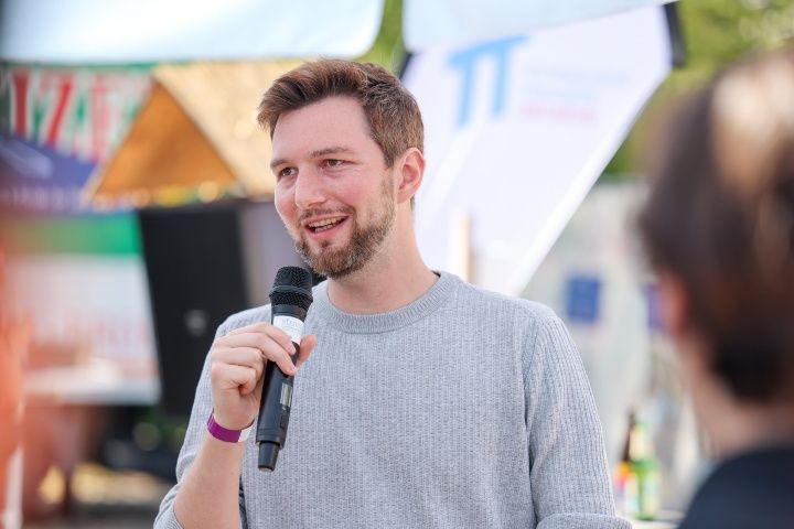 Netzwerken und Start-up-Talks mit den Füßen im Sand