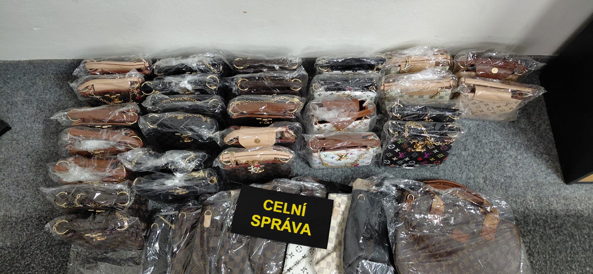 Hlídka středočeských celníků zadržela zboží porušující práva duševního vlastnictví v hodnotě originálů za 11 milionů korun