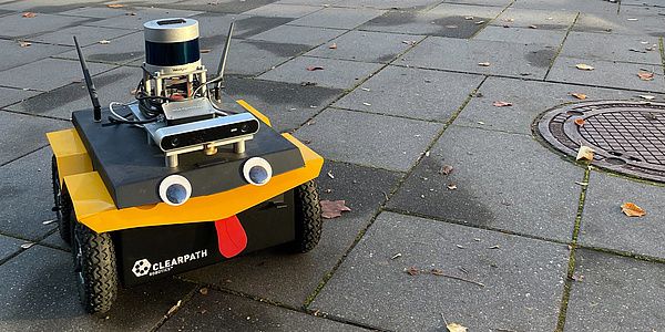 Spürroboter auf vier Beinen für sichere Feuerwehreinsätze
