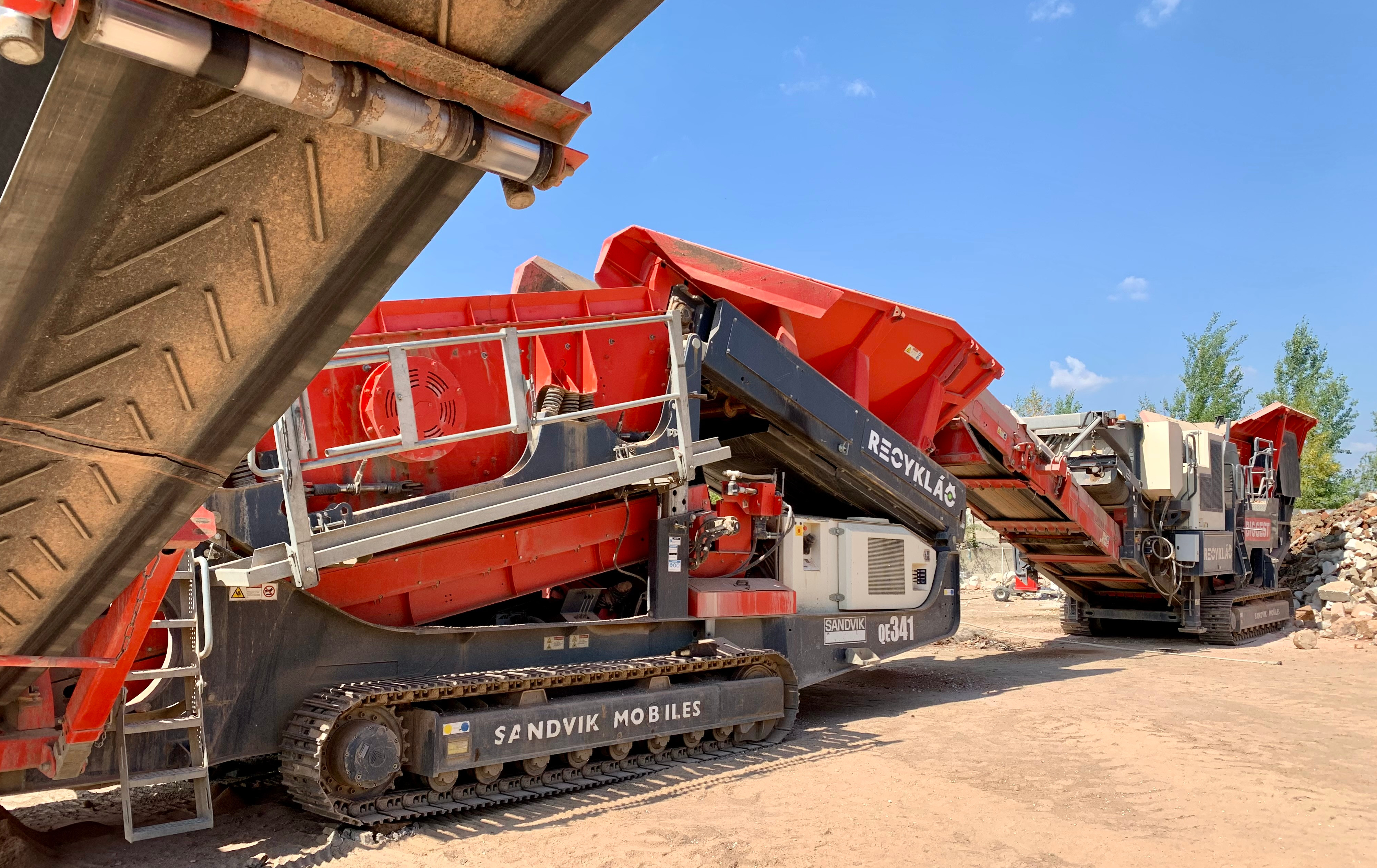 Recykláč v 12 recyklačních centrech ročně zpracuje a vrátí do oběhu 800 tisíc tun stavebního odpadu