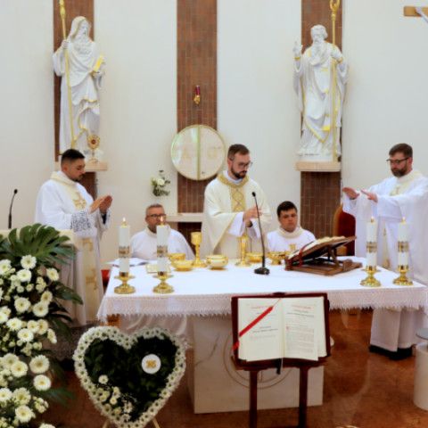 Novokňaz Jakub Jurkovič slávil v Senici primičnú svätú omšu
