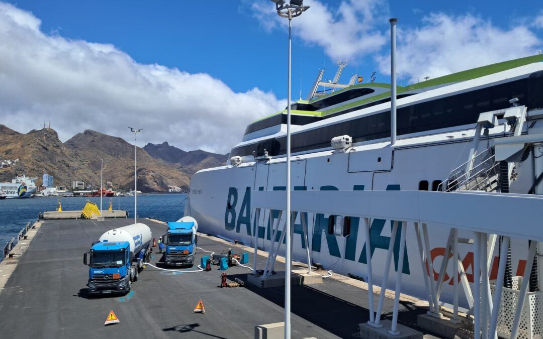 El puerto acoge el primer suministro de GNL mediante camiones cisterna a un buque de Baleària
