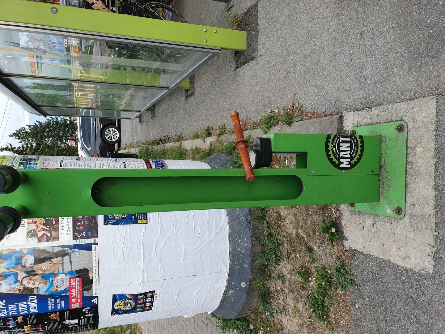 Samospráva musí odstrániť servisný stojan pred budovou plavárne. Dôvodom je opakovaný vandalizmus