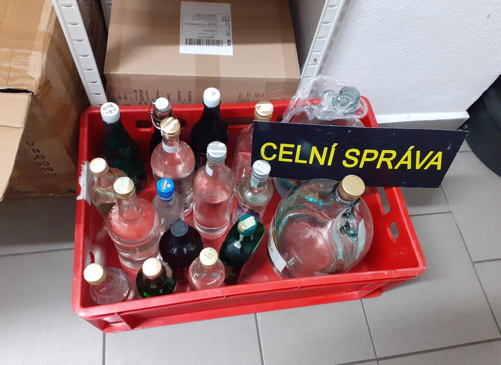 Stovky litrů nezdaněného i neznačeného alkoholu zajistili jihočeští celníci