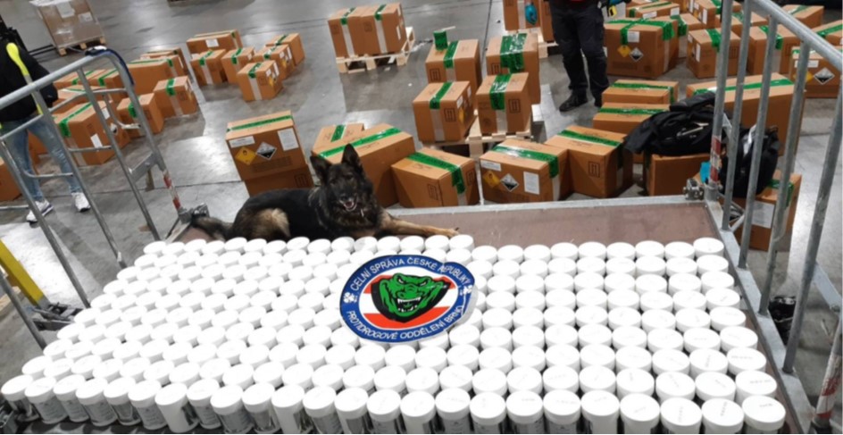 Celníkům se podařilo rozkrýt mezinárodní drogový syndikát, zabránit tak historicky největšímu vývozu stovky kilogramů ketaminu a odhalit nelegální obchod s anaboliky. Hodnota zadržených drog byla vyčíslena na osmdesát až sto milionů korun.