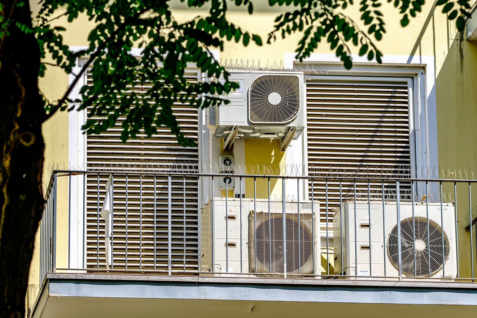 Gericht erlaubt Eigentümern Einbau von Klimagerät auf Balkon