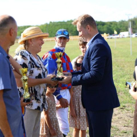 Čáčov opäť žil dostihmi: Rýchle kone, plné tribúny a skvelá atmosféra