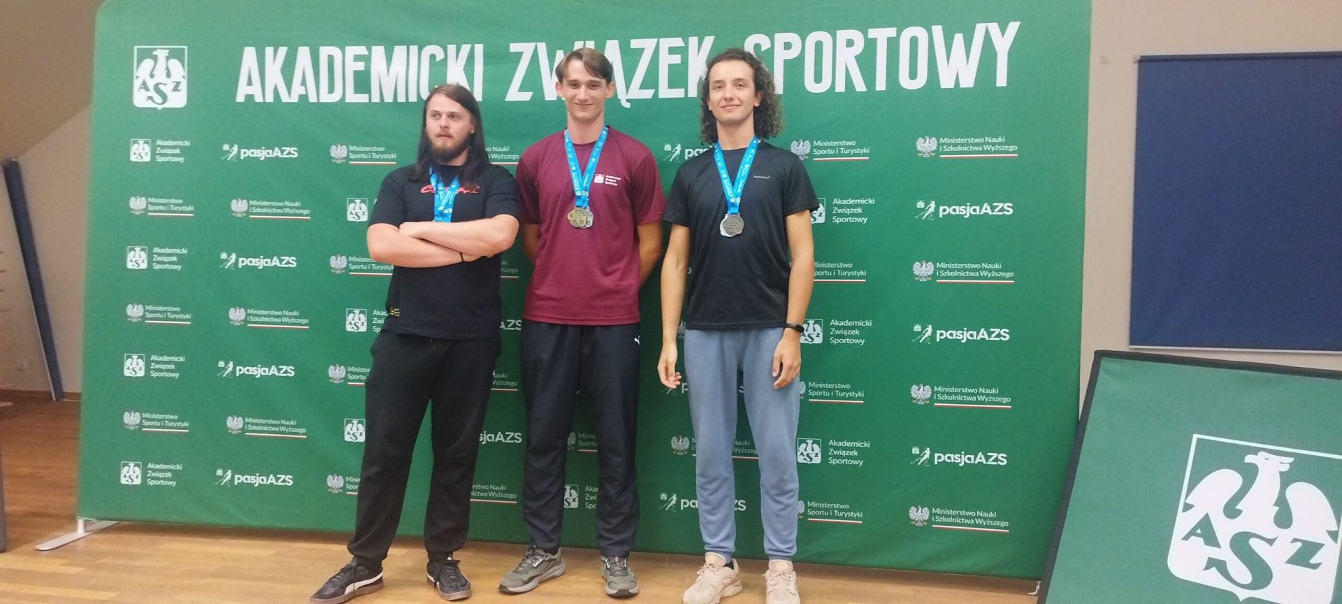Studenci Uniwersytetu Szczecińskiego z medalami i pucharem