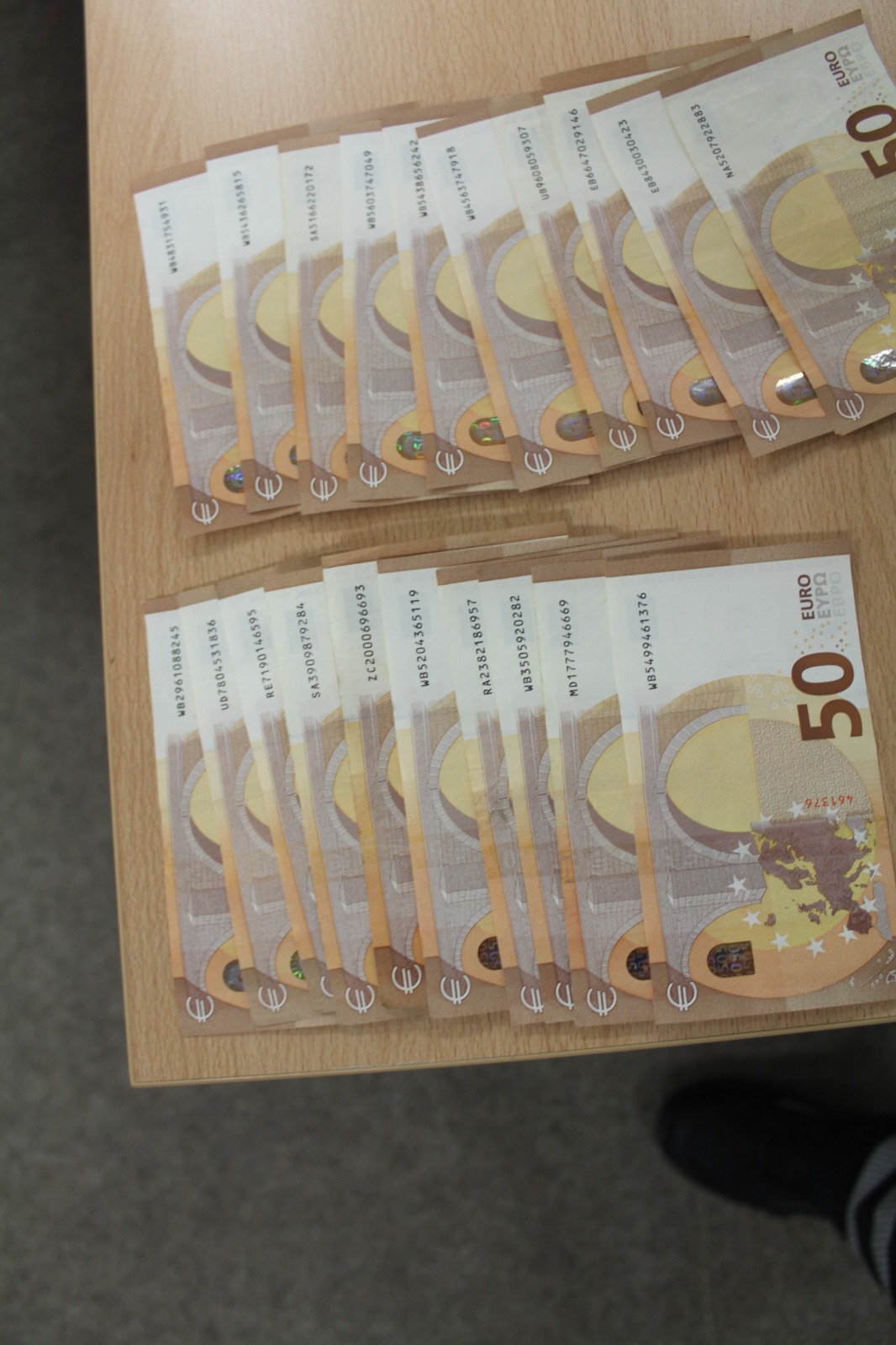 Pražští celníci objevili nepřiznaných 70.000 EUR v autě cizího státního příslušníka