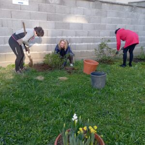 Spoločná brigáda útvarov priniesla krajšie prostredie aj dobrý pocit