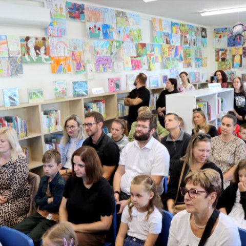 Dobšinského rozprávka Myšacia bundička ožila v 152 detských obrázkoch
