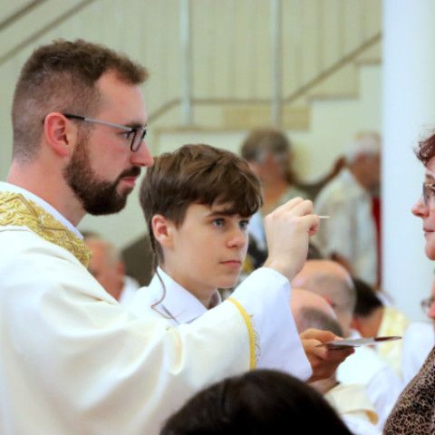 Novokňaz Jakub Jurkovič slávil v Senici primičnú svätú omšu