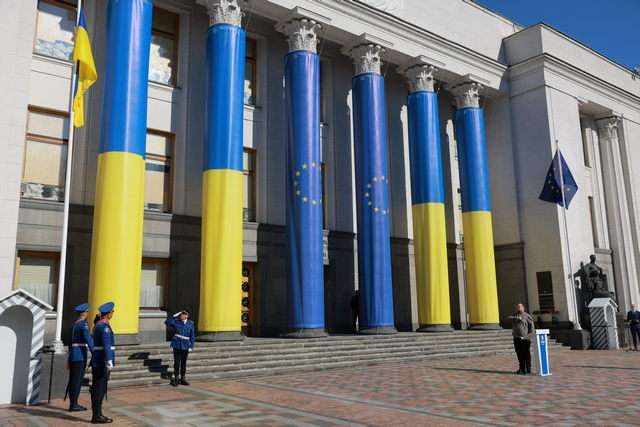 Біля Верховної Ради України урочисто підняли Державний Прапор України