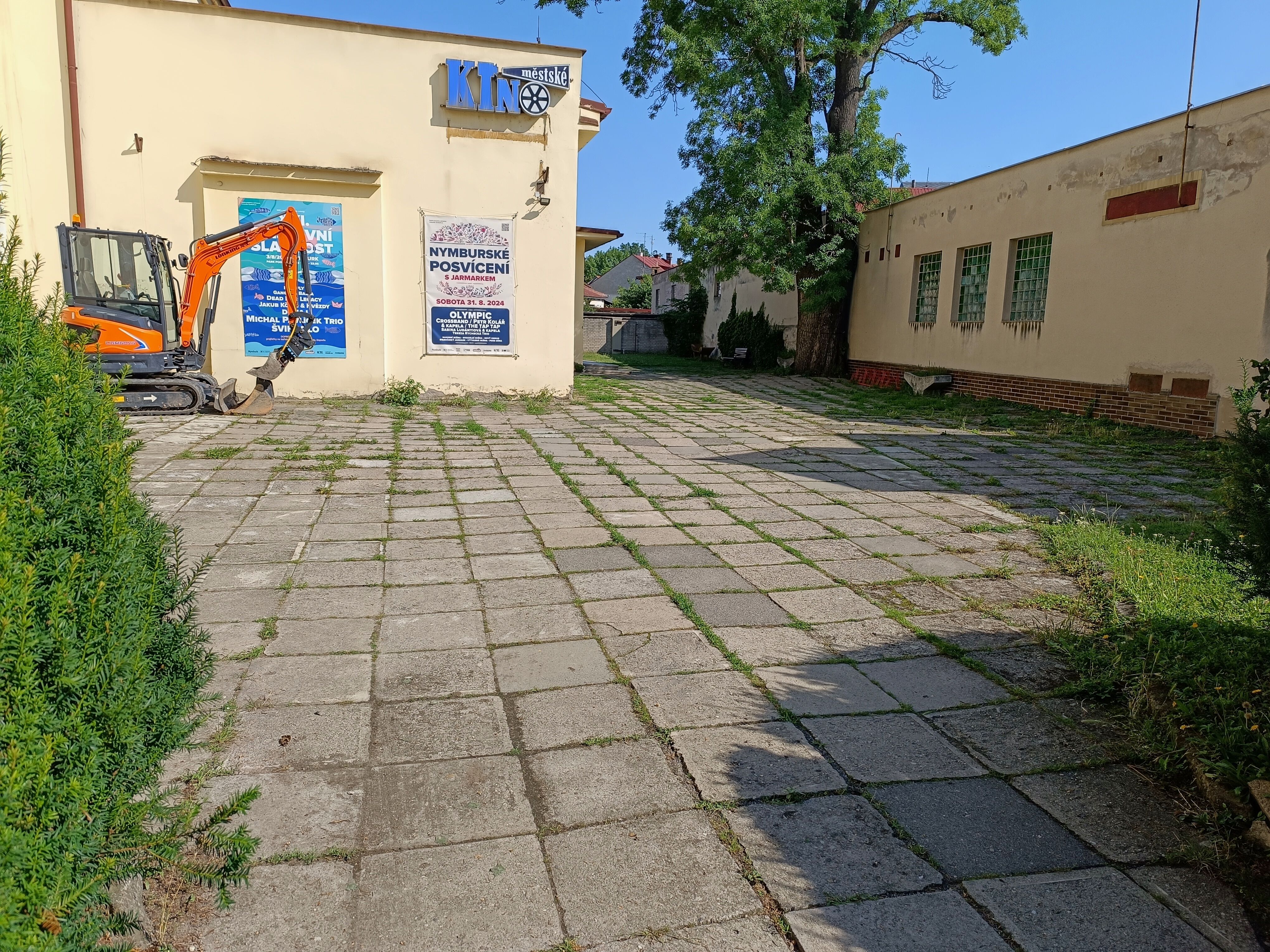 Do Kina Sokol po novém chodníku