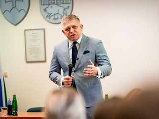 Robert Fico diskutoval so študentmi v Malackách