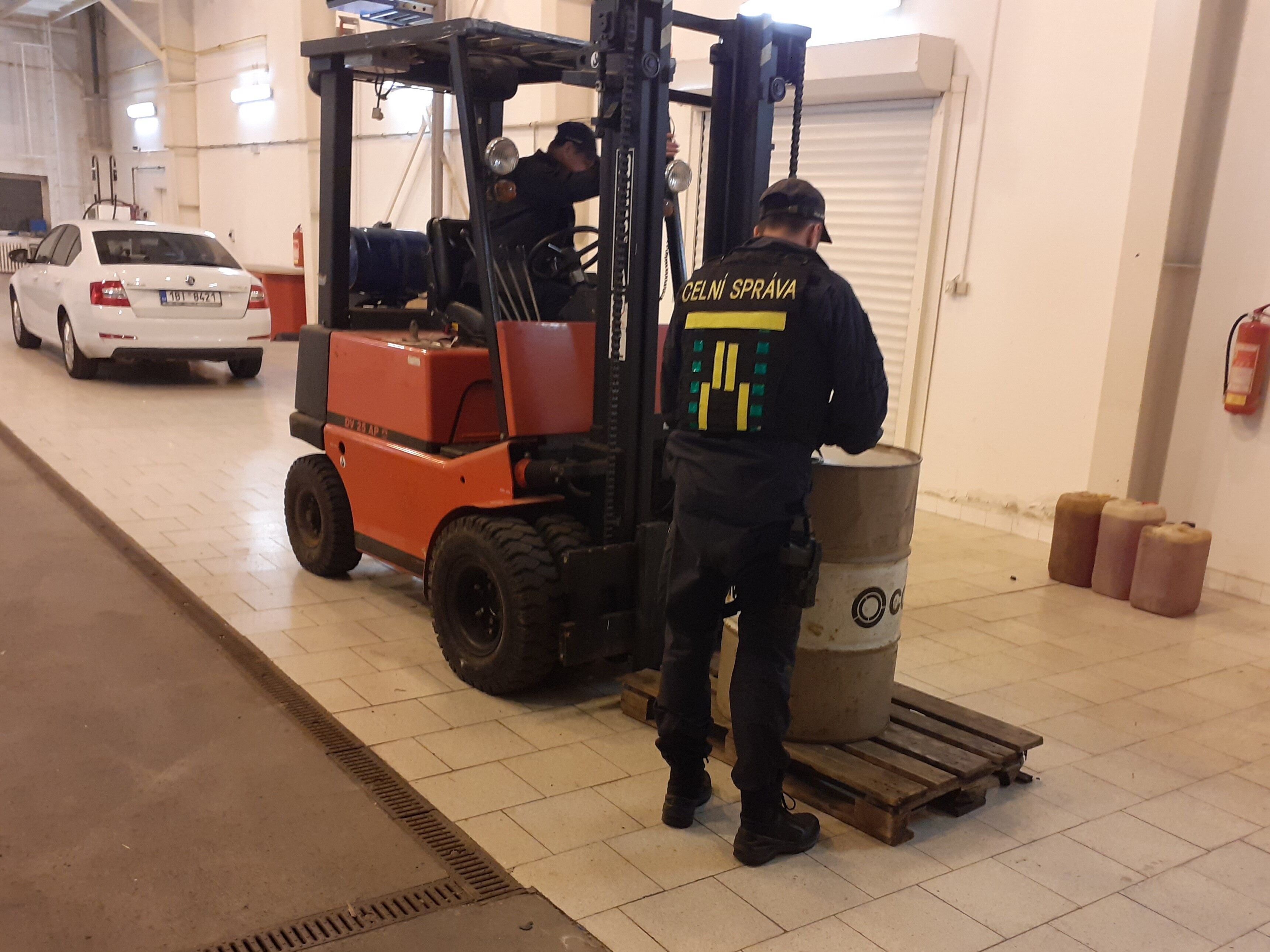 Jihomoravští celníci zmařili nelegální převoz alkoholu a nafty