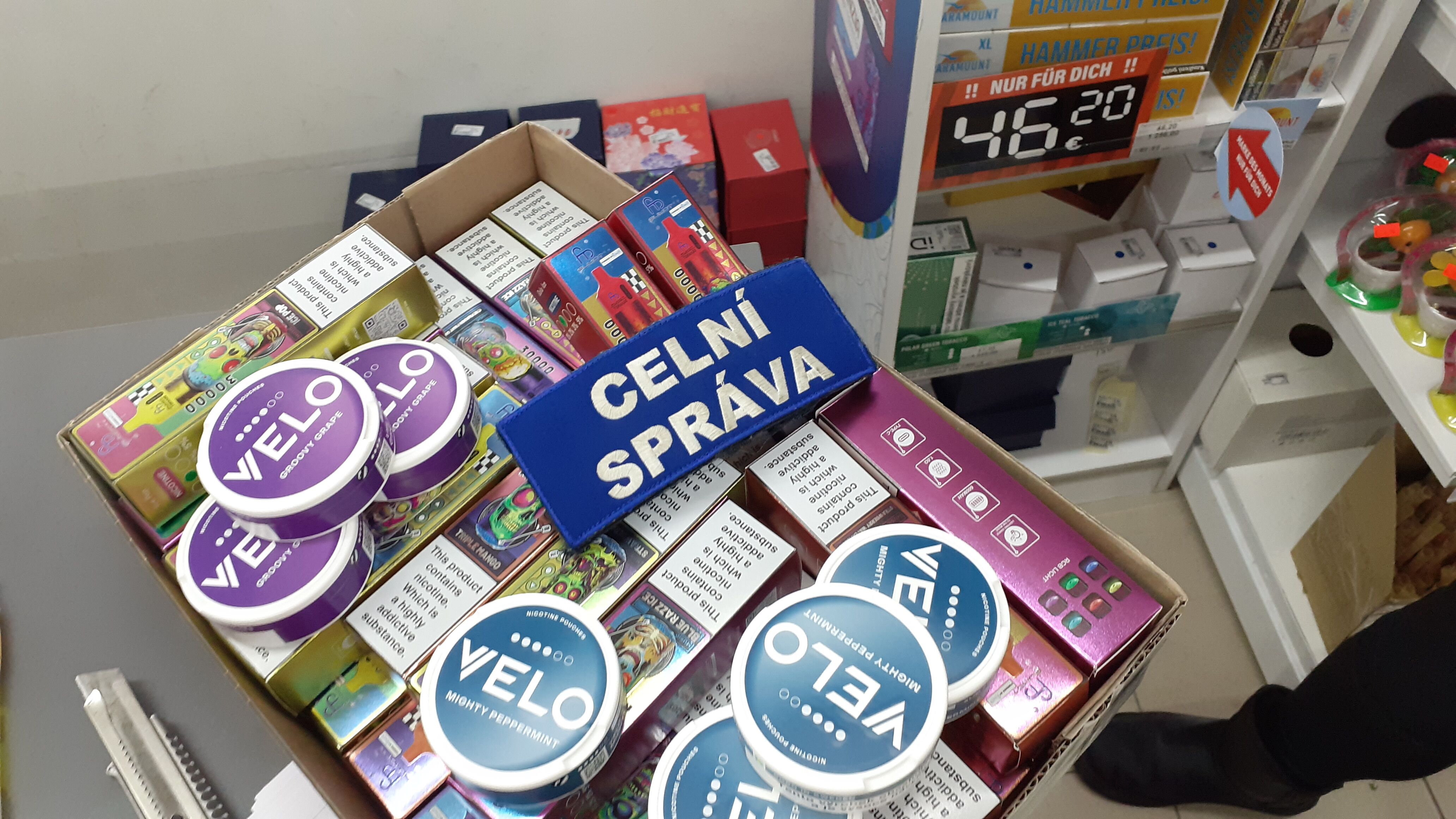 Další záchyty neznačených cigaret a nezdaněného alkoholu