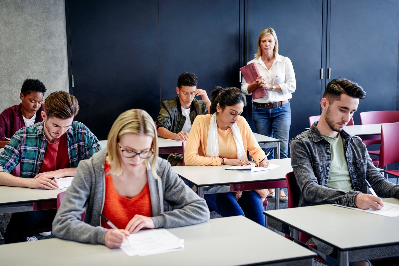 Ghostwriter geschickt? Streit um Examens­betrug